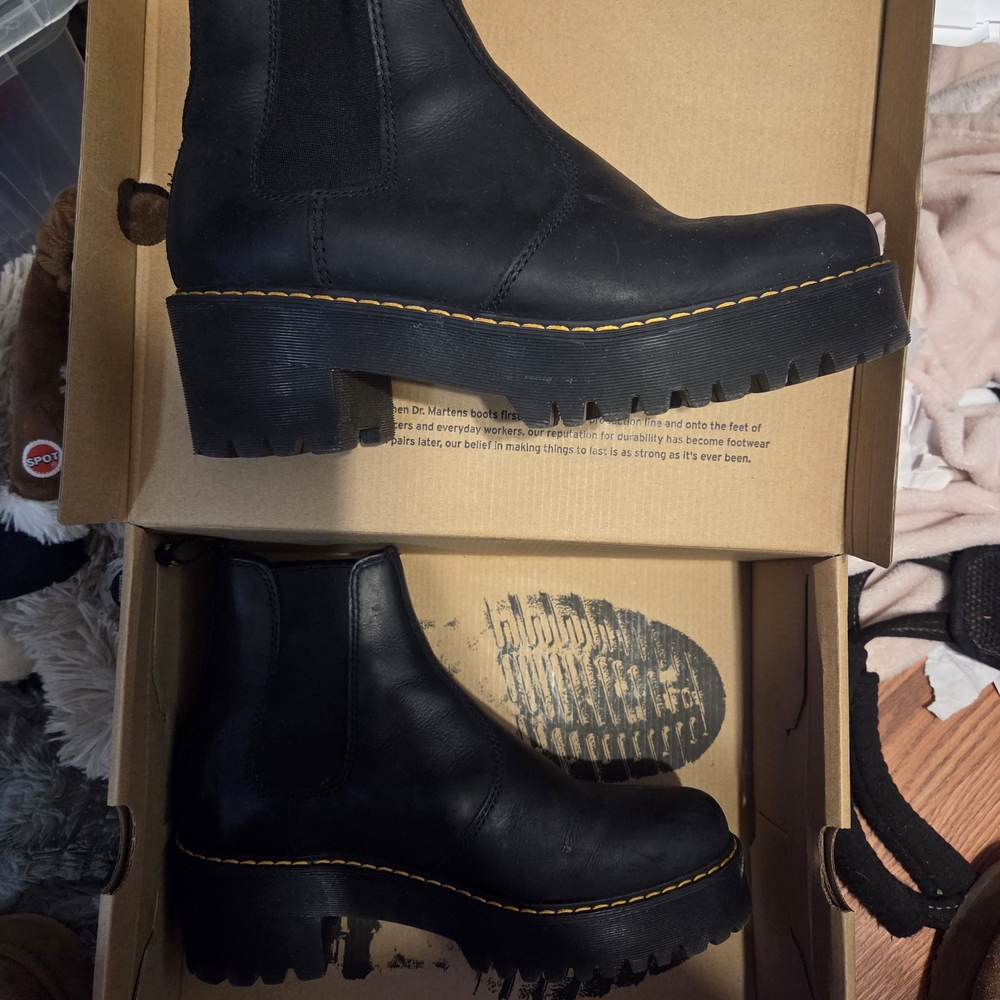 (FREE SHIPPING)Black Platform Chelsea Boots​Dr. Martens - Black